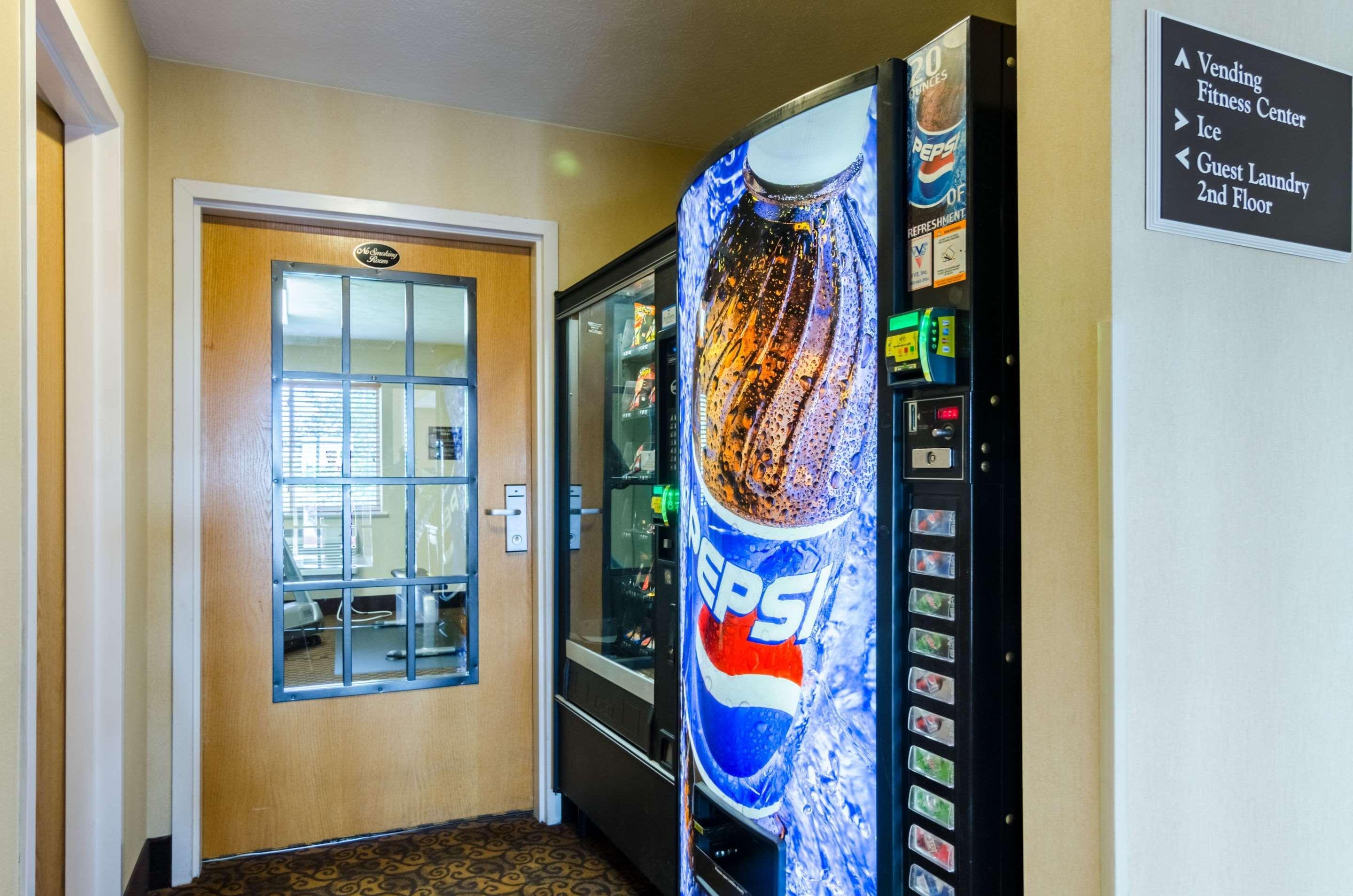 Отель Super 8 By Wyndham Cozad Экстерьер фото